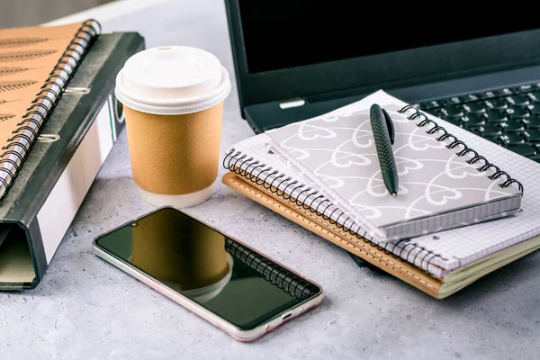 Moderner Schreibtisch Mit Laptop Smartphone Und Anderem Zubehör Mit Tasse — Stockfoto
