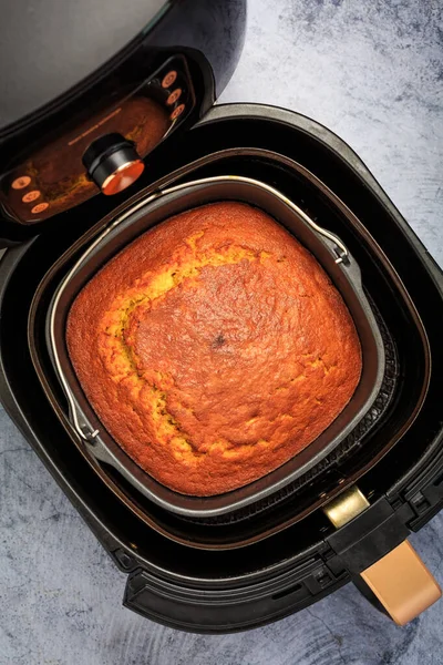 エアフライヤーで調理とベーキング 自家製のカボチャのアップルケーキ — ストック写真