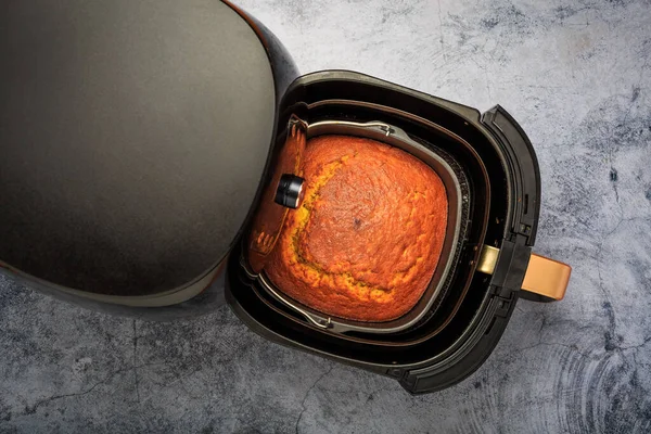 エアフライヤーで調理とベーキング 自家製のカボチャのアップルケーキ — ストック写真