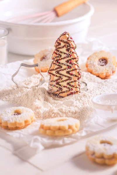 クリスマスクッキーとジンジャーブレッド 自家製クッキーの準備 クリスマス ベーキング — ストック写真