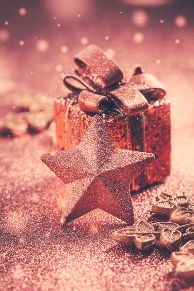 Weihnachtsgeschenk Mit Ornamenten Und Kugeln Unscharfer Glitzerhintergrund — Stockfoto