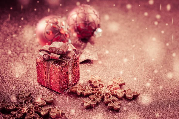 Weihnachtsgeschenk Mit Ornamenten Und Kugeln Unscharfer Glitzerhintergrund — Stockfoto