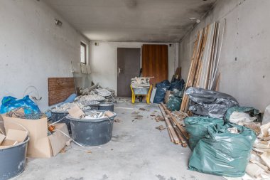 Eski evin yenilenmesi, inşaatı devam eden molozlarla dolu bir garaj.