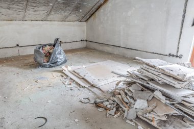 Eski evin yenilenmesi, inşaat halindeki moloz yığını, eski tavan.