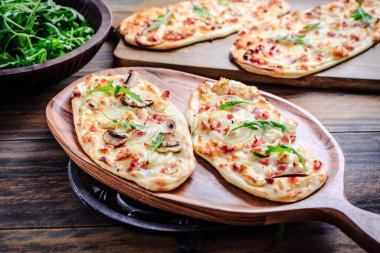 Krem peynirli, pastırmalı ve soğanlı Fransız tarte flambee. Alsace bölgesinden Flammkuchen