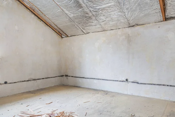 古い家の改装 瓦礫の建設中の部屋 古い天井 — ストック写真