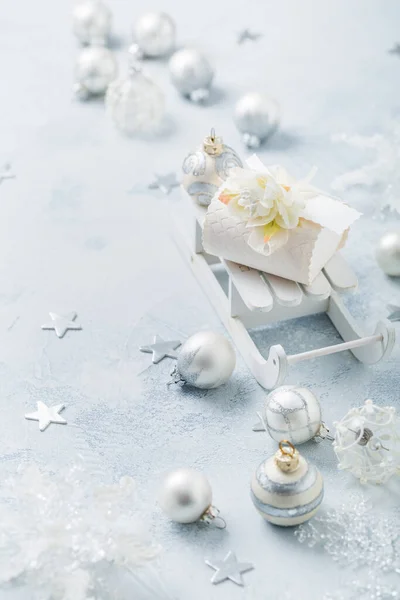 Різдвяні Прикраси Кульки Маленька Подарункова Коробка Санчатах Сріблі Сніжно Білому — стокове фото