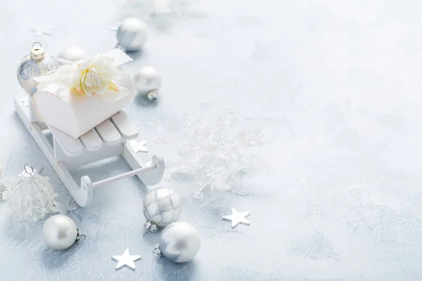 Vánoční Ozdoby Kuličky Malá Dárková Krabička Sáňkách Stříbře Zasněžené Bílé — Stock fotografie