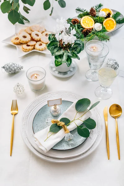 Ensemble Table Noël Avec Eucalyptus Couverts Cyclamen Pot Dans Ton — Photo