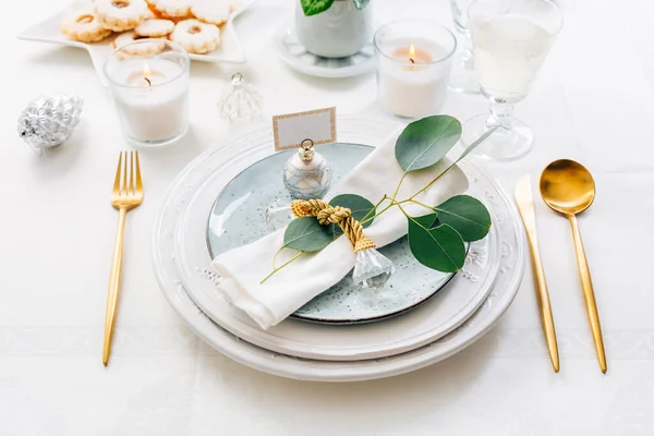 Kersttafel Met Eucalyptus Bestek Kaarsen Witte Groene Tinten — Stockfoto