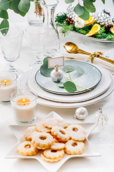 Weihnachtliche Tischdekoration Mit Eukalyptus Besteck Und Kerzen Weiß Und Grün — Stockfoto