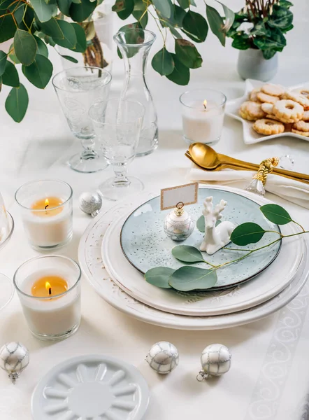 Table Noël Avec Eucalyptus Couverts Bougies Blanc Vert — Photo