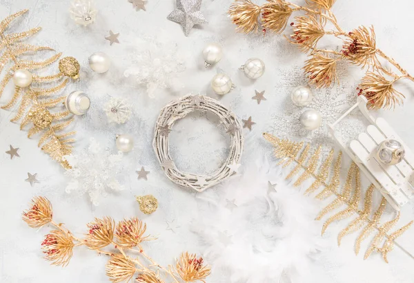 Fundo Natal Com Ornamentos Bolas Vista Superior Tom Branco Dourado — Fotografia de Stock