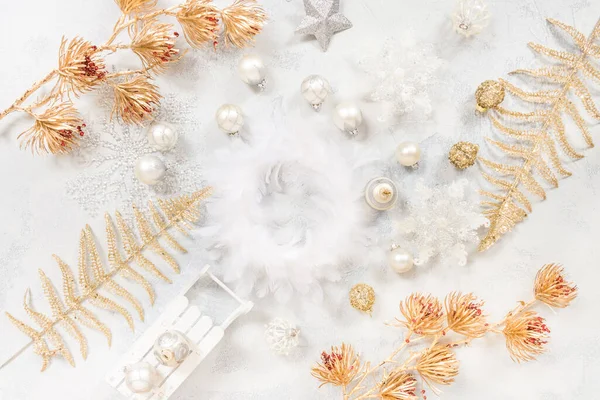 Kerst Achtergrond Met Ornamenten Ballen Bovenaanzicht Wit Gouden Toon — Stockfoto