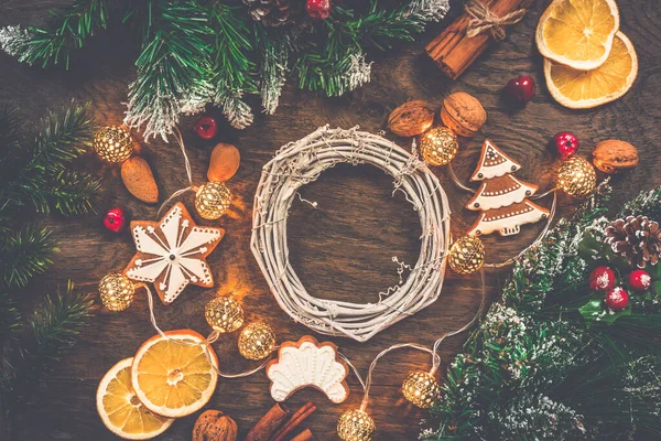 木製の背景に装飾品 スパイスやジンジャーブレッドとクリスマスの背景 — ストック写真