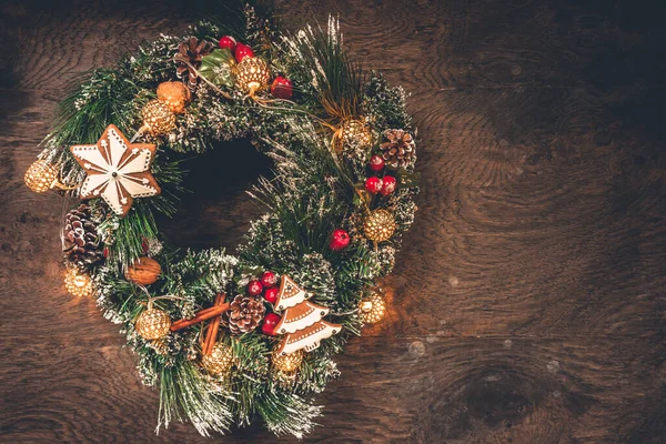 Weihnachtskranz Dekoriert Mit Ornamenten Und Lebkuchen Auf Holzgrund — Stockfoto