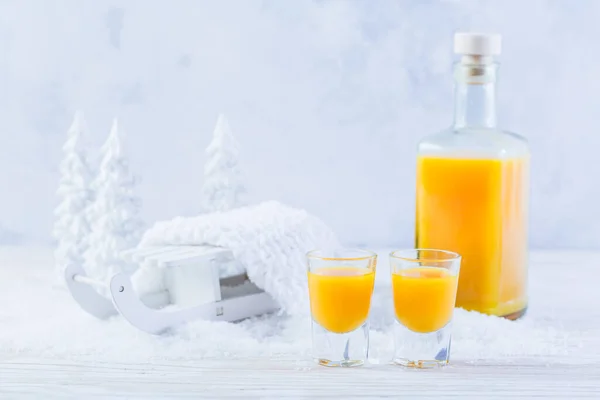 甜甜的蛋酒 雪白的圣诞和冬季蛋酒 — 图库照片