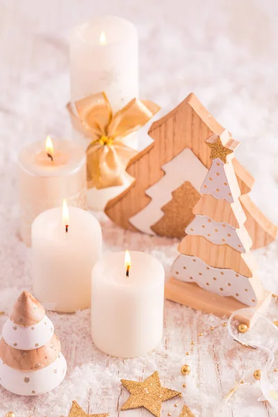 Dekoracja Świąteczna Świecami Drewnianymi Choinkami Kolorze Białym Złotym — Zdjęcie stockowe