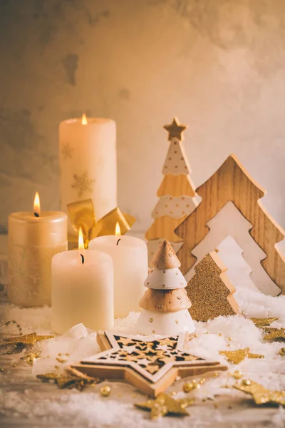 Dekoracja Świąteczna Świecami Drewnianymi Choinkami Złotym Tonie — Zdjęcie stockowe