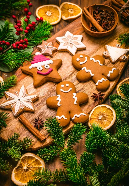 Kerst Gingebread Koekjes Met Kruiden Gedroogde Sinaasappel Kerstbakken — Stockfoto