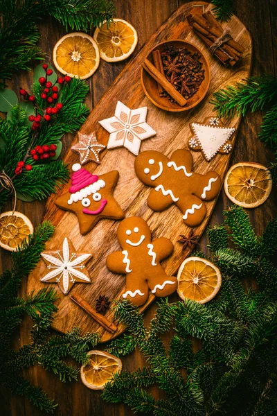Χριστουγεννιάτικο Τσιγαρόψωμο Και Μπισκότα Μπαχαρικά Και Ξερό Πορτοκάλι Χριστουγεννιάτικο Ψήσιμο — Φωτογραφία Αρχείου