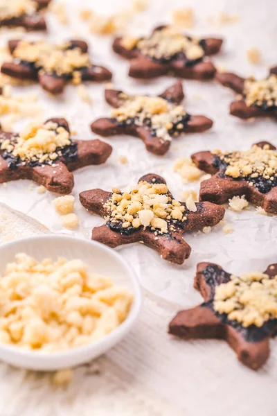 Julbakning Hembakade Chokladkakor Med Strössel Och Bakning Ingredienser — Stockfoto