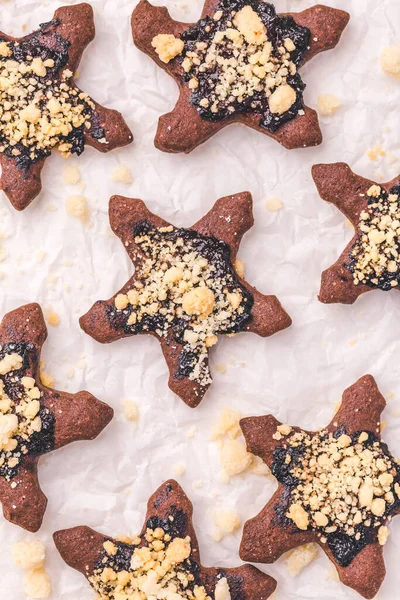 クリスマスベーキング スプリンクルとベーキング成分と自家製チョコレートクッキー — ストック写真
