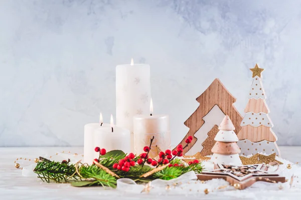 Weihnachtsdekoration Mit Kerzen Und Weihnachtsbäumen Aus Holz — Stockfoto