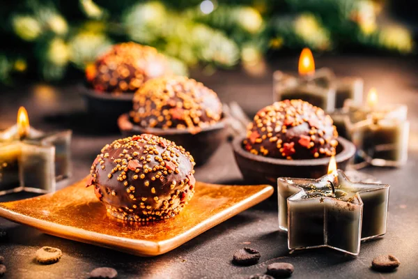 Pasteles Chocolate Pequeños Para Navidad Con Velas Adornos —  Fotos de Stock