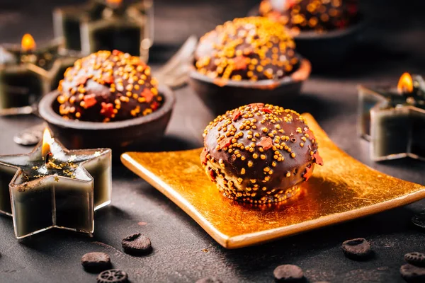 Noel Için Mum Süslemeli Küçük Çikolatalı Pastalar — Stok fotoğraf