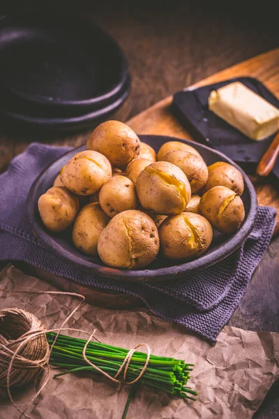 Gekookte Jonge Aardappelen Met Boter Bieslook Snijplank — Stockfoto
