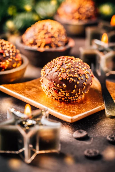 キャンドルや装飾品とクリスマスのための小さなチョコレートペストリーケーキ — ストック写真