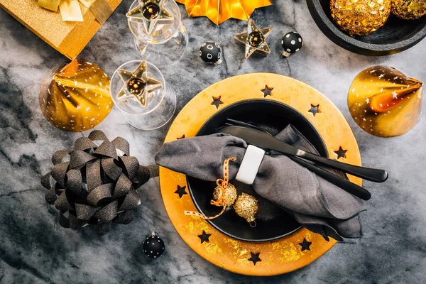 Glamorous Fekete Arany Hely Beállítása Modern Tányérokkal Szilveszter Karácsony — Stock Fotó