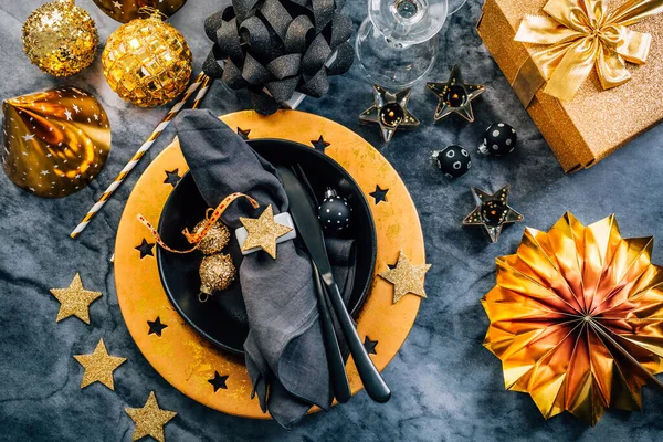 Glamorous Fekete Arany Hely Beállítása Modern Tányérokkal Szilveszter Karácsony — Stock Fotó