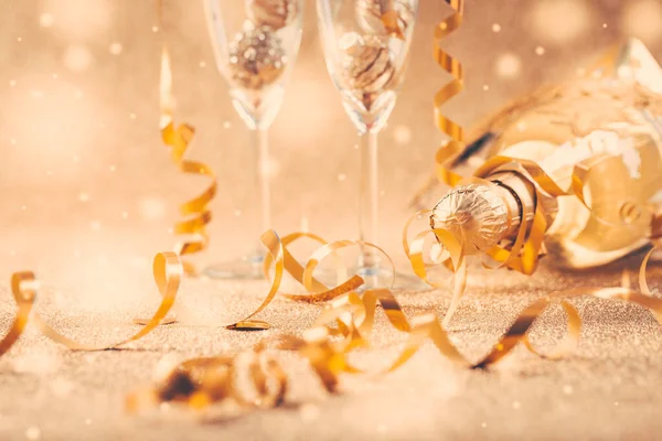 Gelukkig Oudejaarsavond Kerstfeest Met Glazen Champagne Ornamenten Gouden Toon — Stockfoto