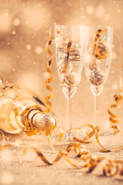 Mutlu Yıllar Noel Kutlamaları Bardak Şampanya Altın Tonda Süslemelerle — Stok fotoğraf