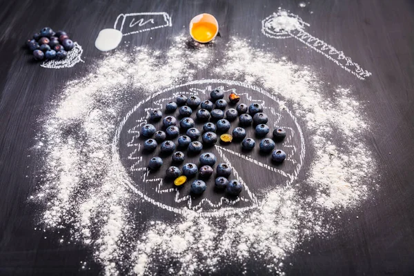 Ψήσιμο Έννοια Συστατικά Για Blueberry Πίτα Πασπαλισμένο Κύκλο Αλεύρι Σίτου — Φωτογραφία Αρχείου