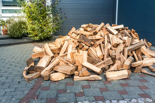 家の暖房のために準備 積み上げの薪の山 冬に暖房のために収穫 — ストック写真