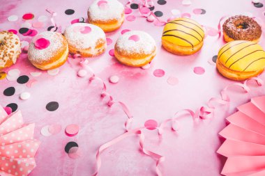 Karnaval ve parti için geleneksel Berlinli. Alman Krapfen ya da flamalı ve konfetili donut. Renkli karnaval ya da doğum günü resmi