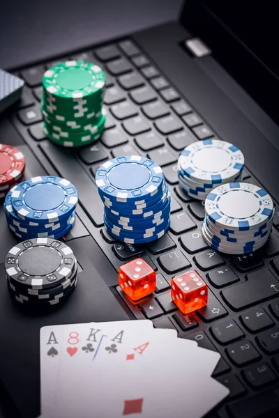オンラインポーカー チップ カード サイコロの近くのキーボード インターネット上での賭けサービス ウェブサイト上でギャンブルやお金を獲得 自宅でオンラインポーカーをプレイ — ストック写真
