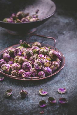 Organik Çiğ Yeşil ve Mor Brüksel lahanası kasede, pişirmeye hazır.