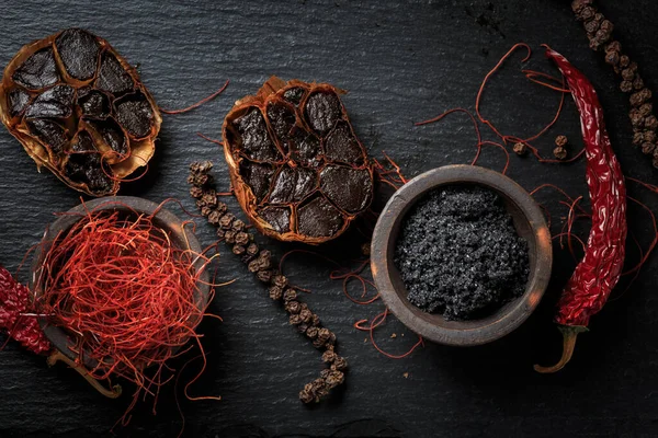 Organic Fermented Black Garlic Himalayan Black Rock Salt Chili Threads — Stock Photo, Image