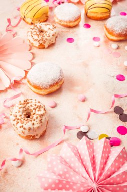 Karnaval ve parti için geleneksel Berlinli. Alman Krapfen ya da flamalı ve konfetili donut. Renkli karnaval ya da doğum günü resmi