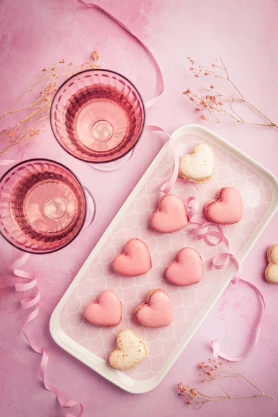 母亲节快乐 情人节快乐 心形的甜金银花 粉色的玫瑰酒杯 — 图库照片