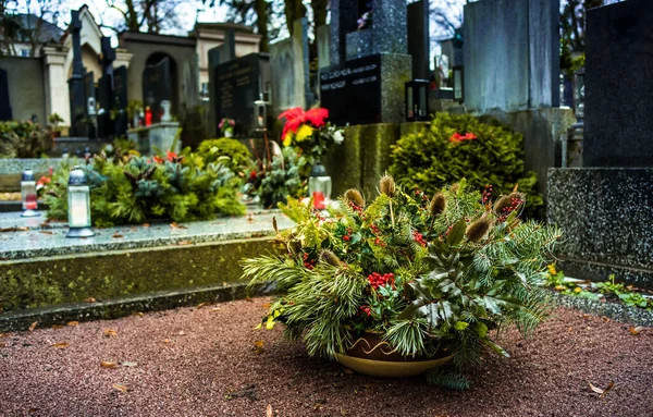 墓葬前的花束布置和花环 墓碑和公墓里的小礼拜堂悲痛和对死者的尊重T — 图库照片