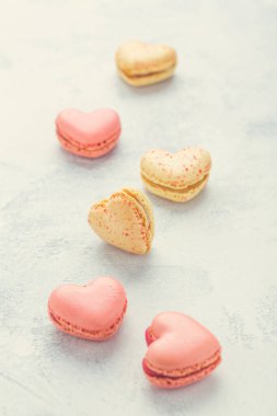 Tatlı badem kurabiyeleri kalp şeklinde. 