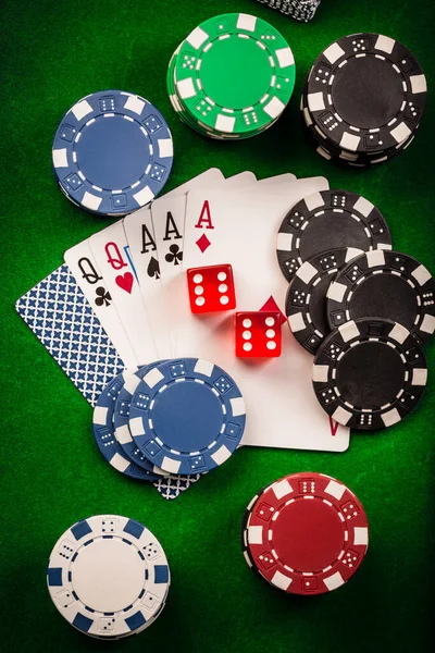 トランプ サイコロとポーカーチップ 緑の背景にカジノポーカーチップ — ストック写真