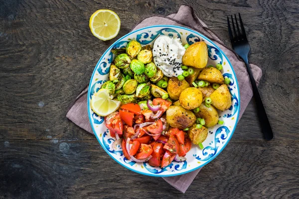 Brussel Sprouts Tomato Salad Bowl Healthy Balanced Food Baked Potatoes — Stock Photo, Image