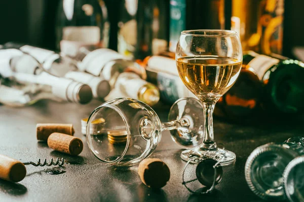 Partiden Sonra Boş Şişeler Alkolizm Alkol Bağımlılığı Bağımlılık Kavramı — Stok fotoğraf