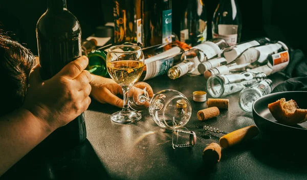 Partiden Sonra Boş Şişeler Alkolizm Alkol Bağımlılığı Bağımlılık Kavramı — Stok fotoğraf